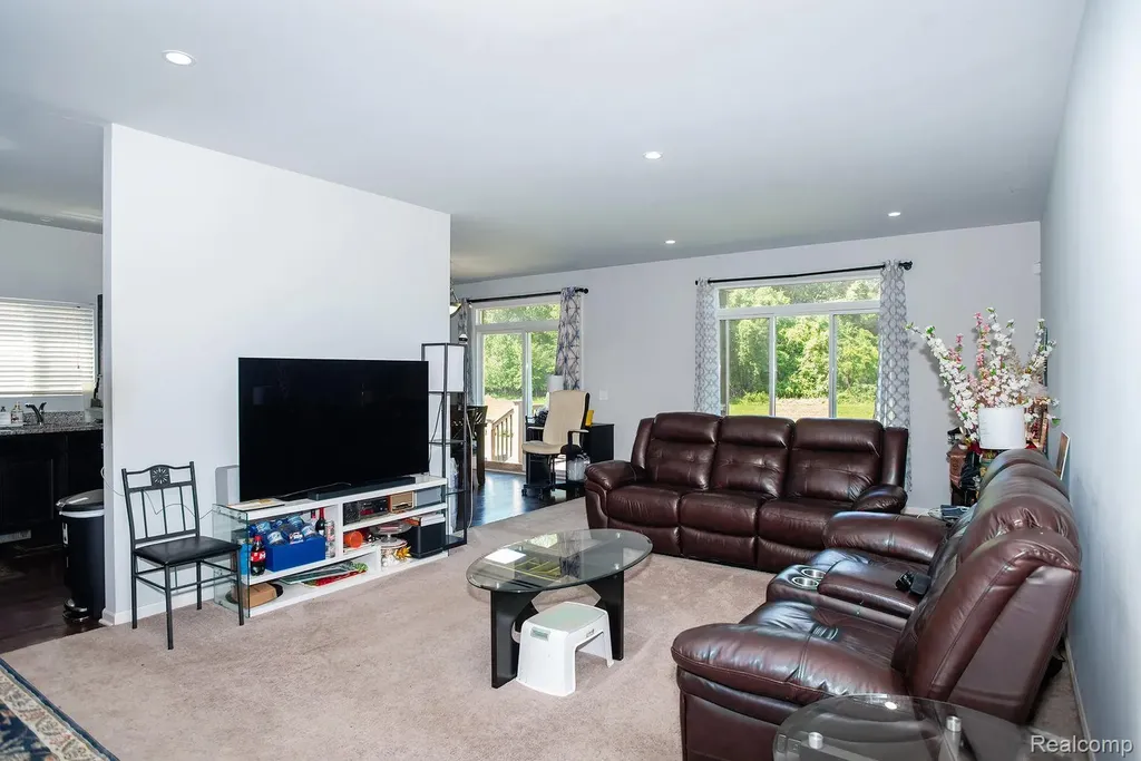 29509 Woodpark Circle Warren City MI 48092