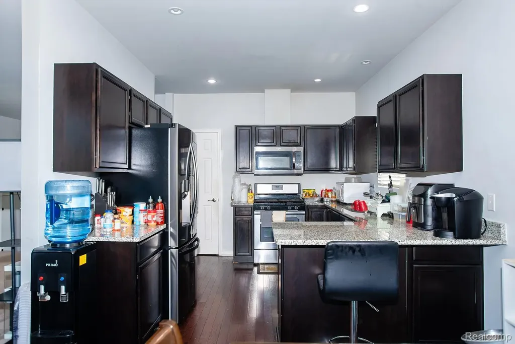 29509 Woodpark Circle Warren City MI 48092