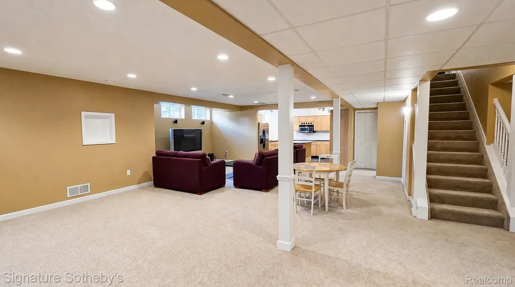 6925 Elm Park Drive Troy City MI 48098