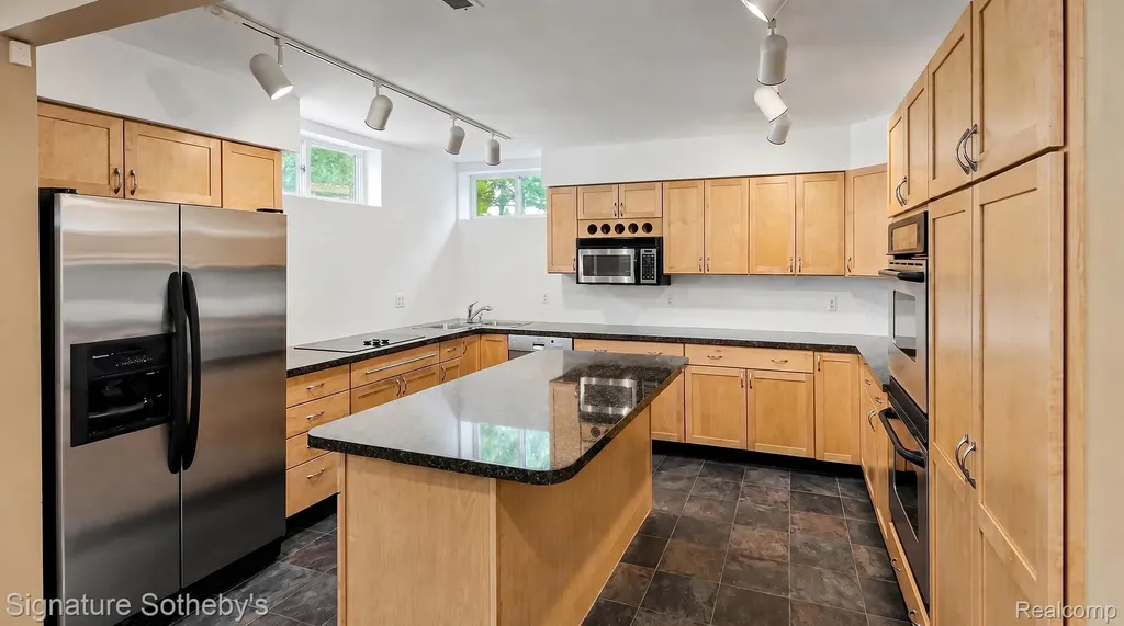 6925 Elm Park Drive Troy City MI 48098