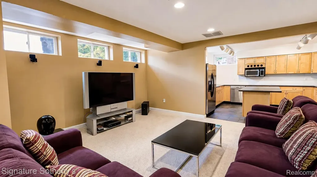 6925 Elm Park Drive Troy City MI 48098