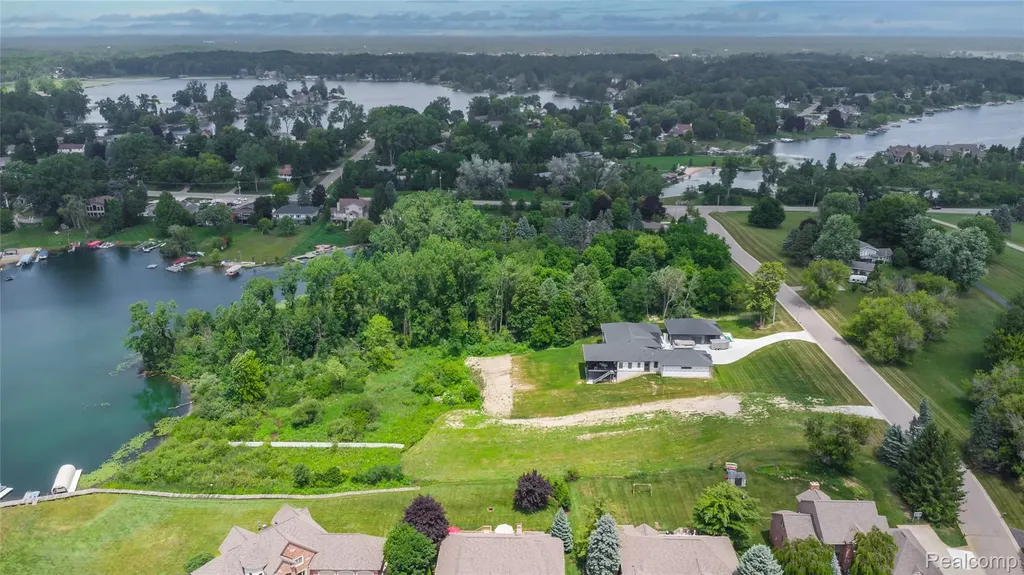4172 Northshore Drive Fenton Charter Township MI 48430