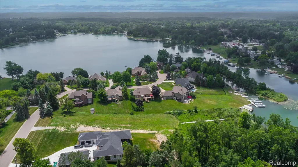 4172 Northshore Drive Fenton Charter Township MI 48430
