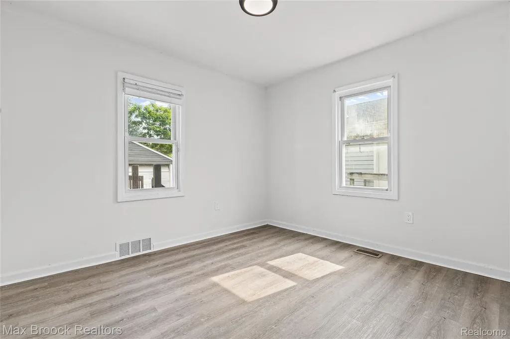 12399 Prospect Avenue Warren City MI 48089