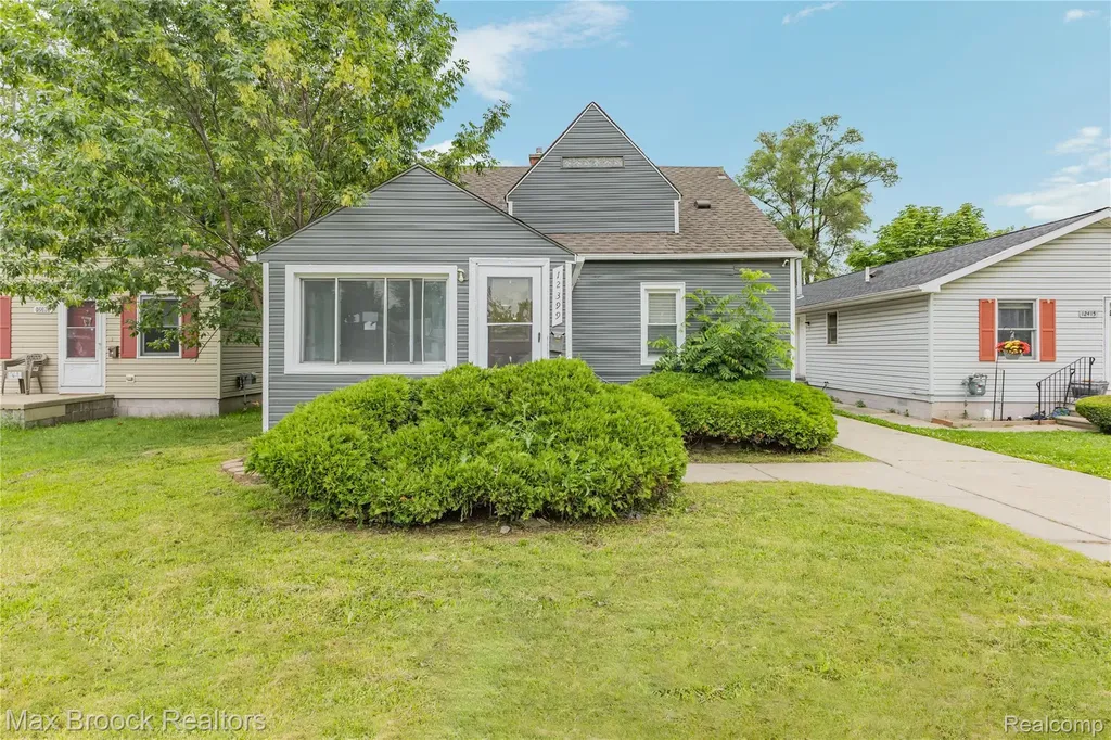 12399 Prospect Avenue Warren City MI 48089