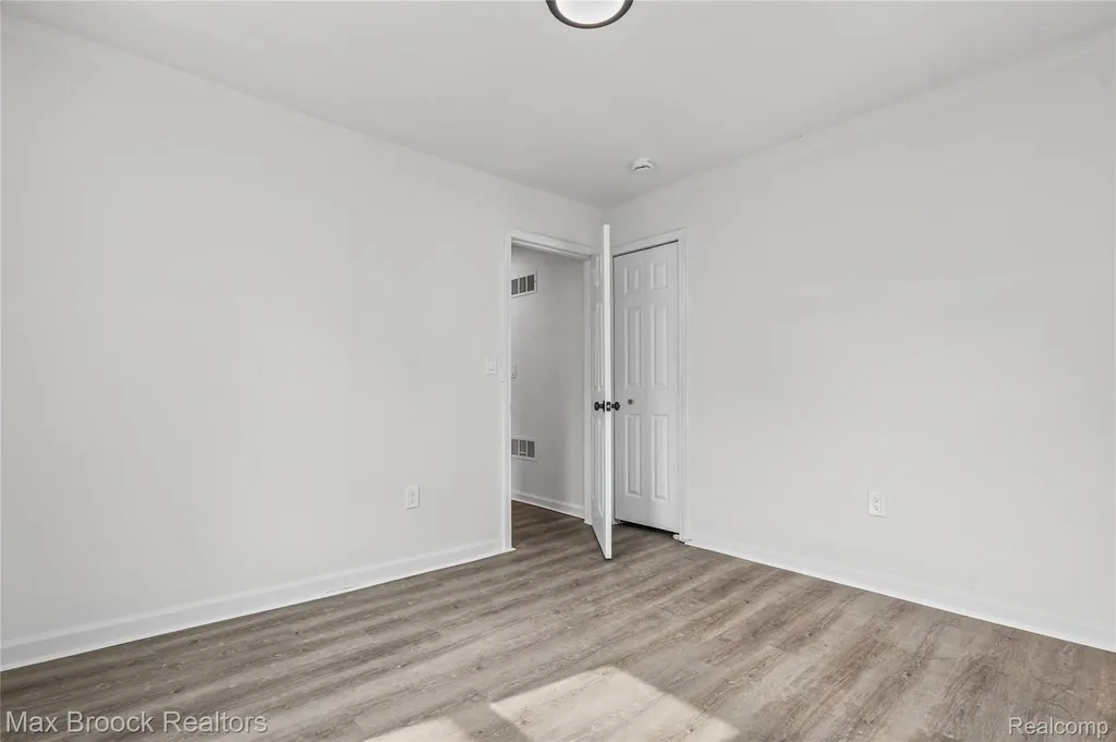 12399 Prospect Avenue Warren City MI 48089