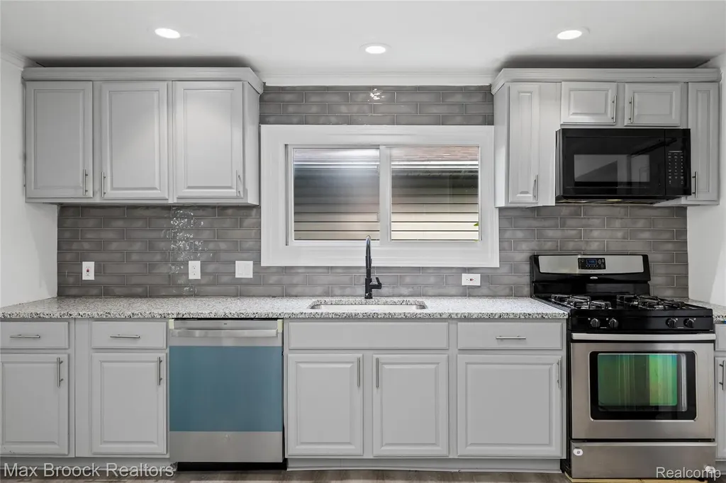 12399 Prospect Avenue Warren City MI 48089