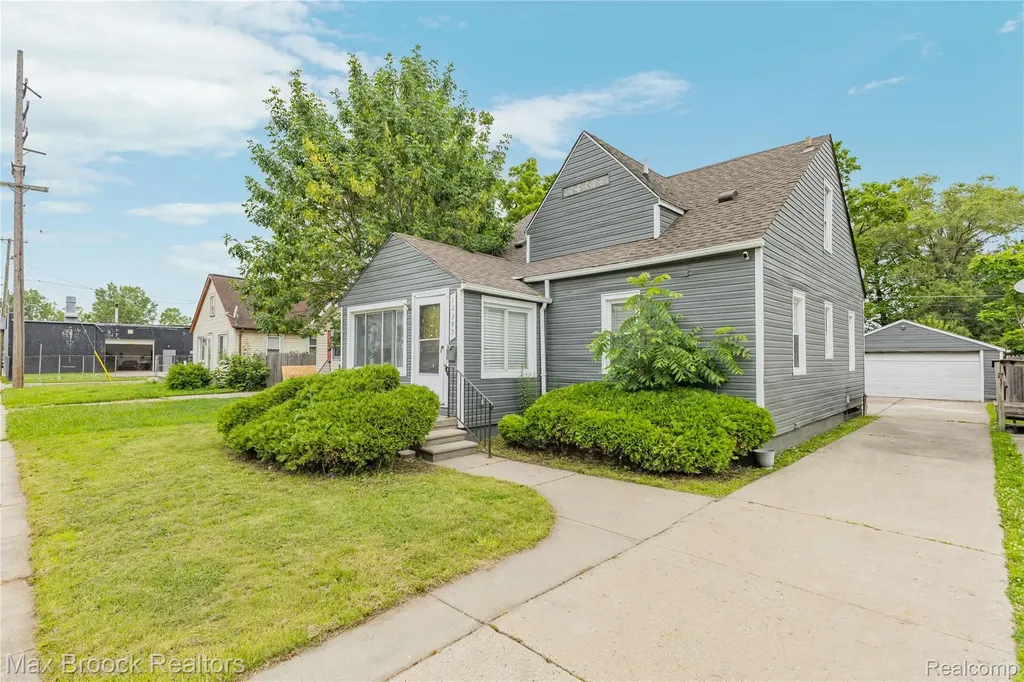 12399 Prospect Avenue Warren City MI 48089