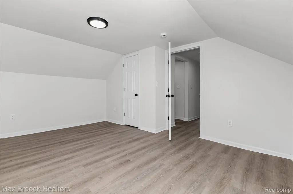 12399 Prospect Avenue Warren City MI 48089