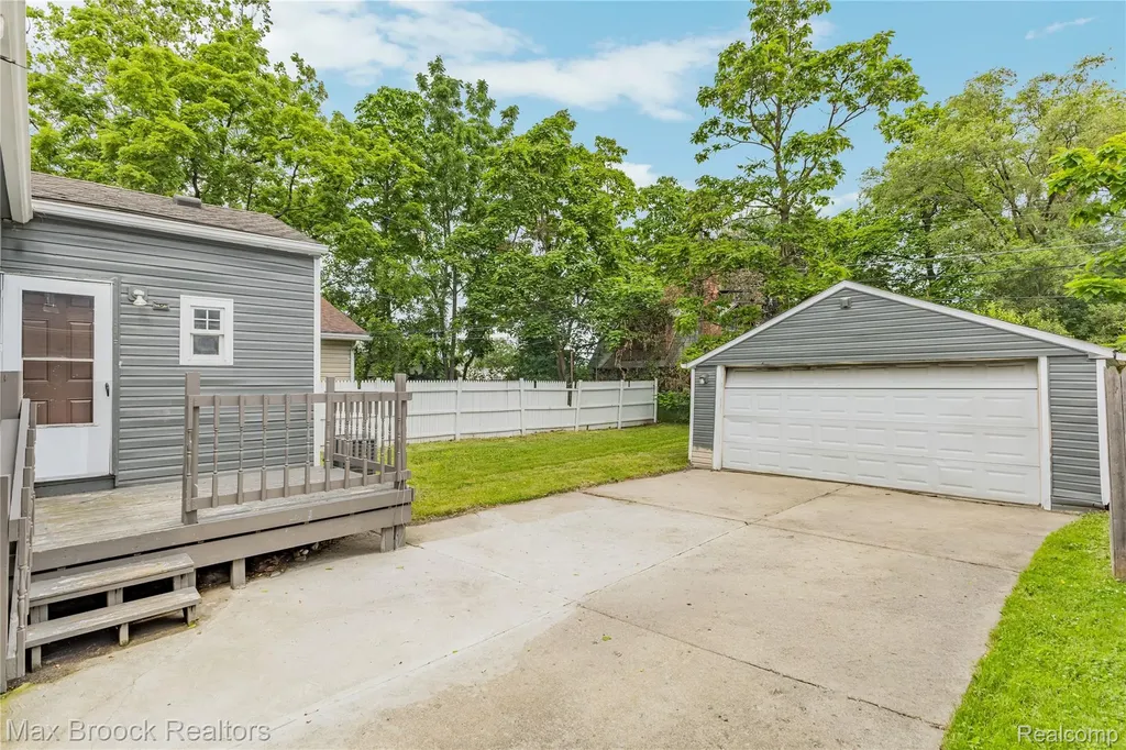12399 Prospect Avenue Warren City MI 48089