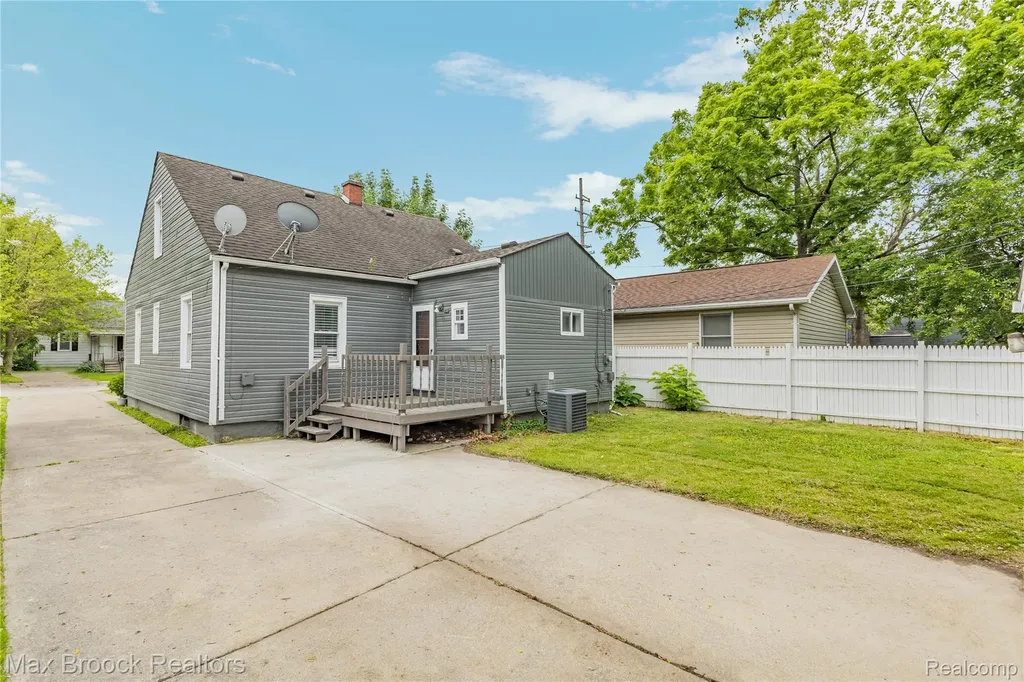12399 Prospect Avenue Warren City MI 48089