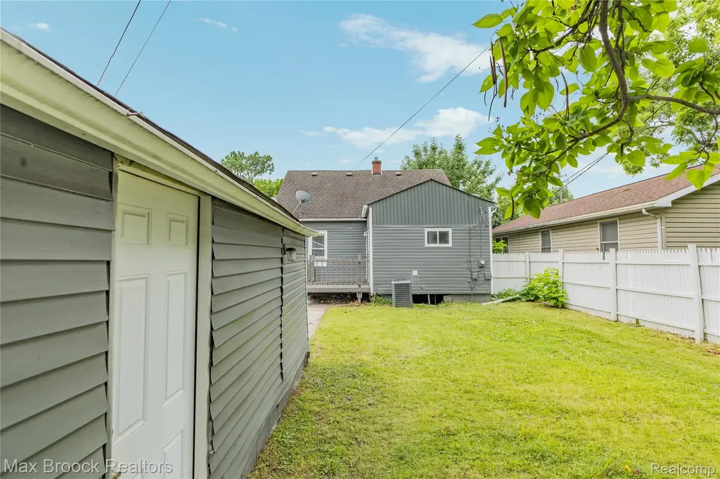 12399 Prospect Avenue Warren City MI 48089