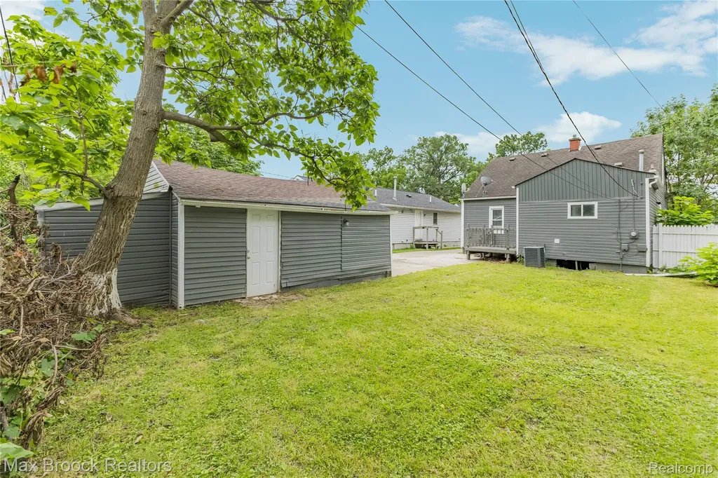 12399 Prospect Avenue Warren City MI 48089