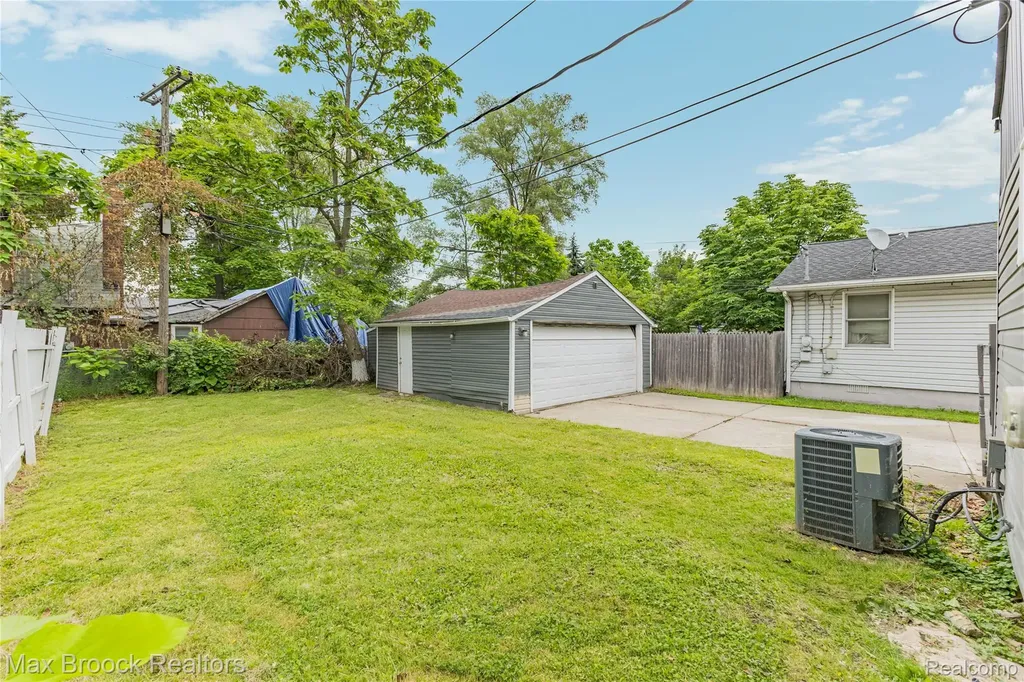 12399 Prospect Avenue Warren City MI 48089
