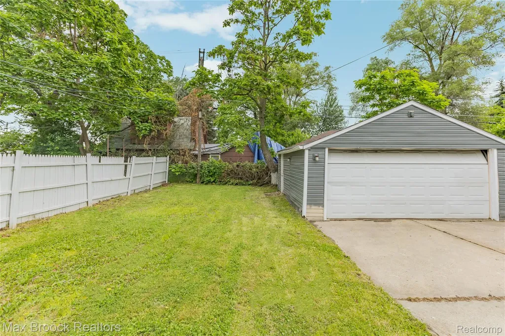 12399 Prospect Avenue Warren City MI 48089