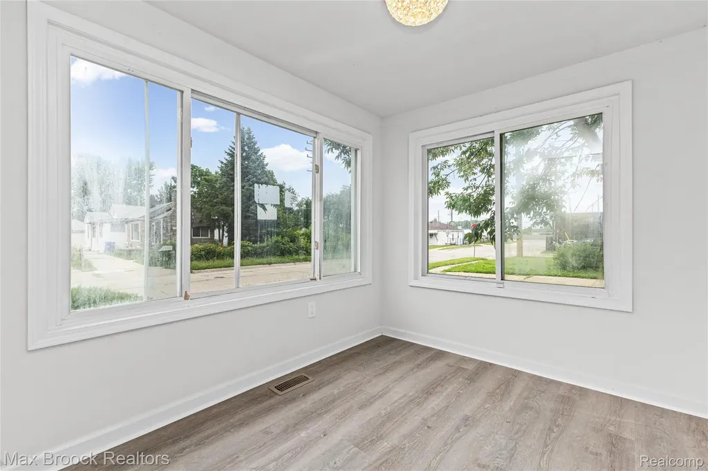 12399 Prospect Avenue Warren City MI 48089