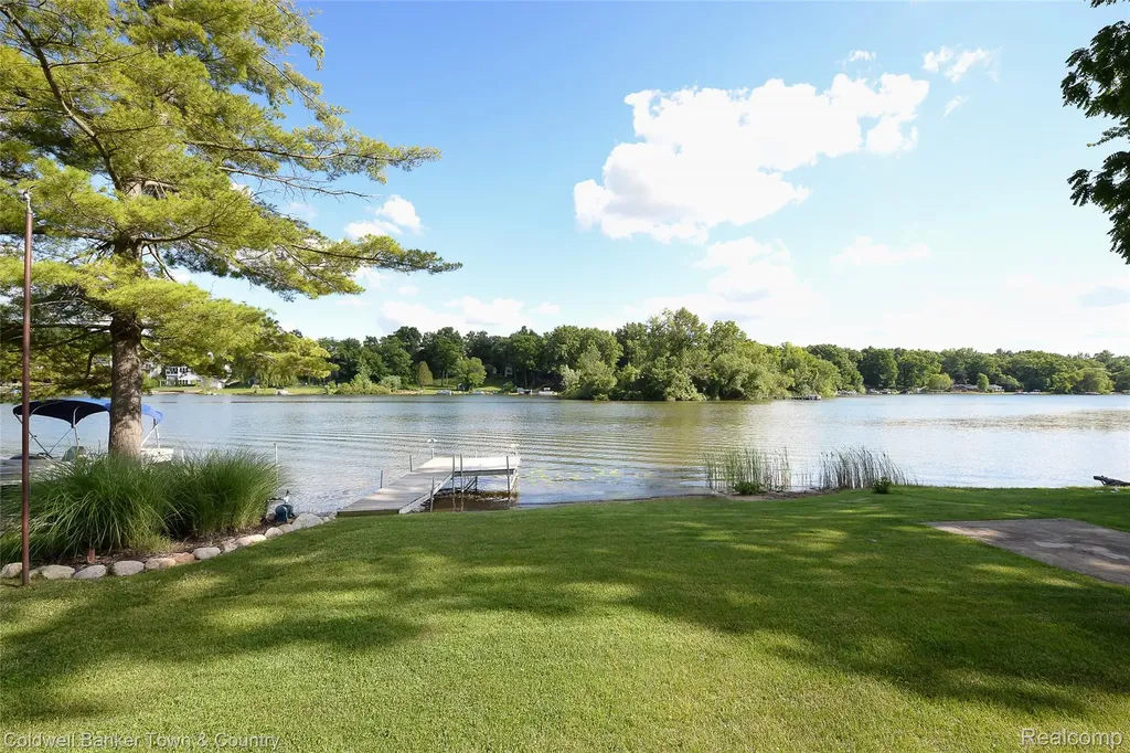 11634 Island Court Hartland Township MI 48353