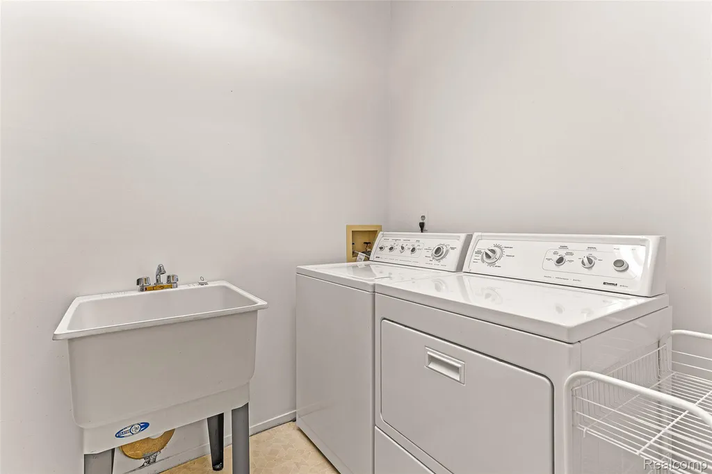 29231 Laurel Drive Farmington Hills City MI 48331