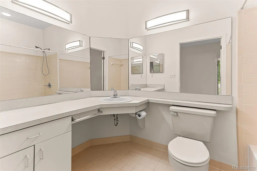 29231 Laurel Drive Farmington Hills City MI 48331