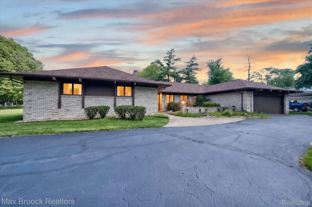 22262 Chatsford Circuit Street Southfield City MI 48034