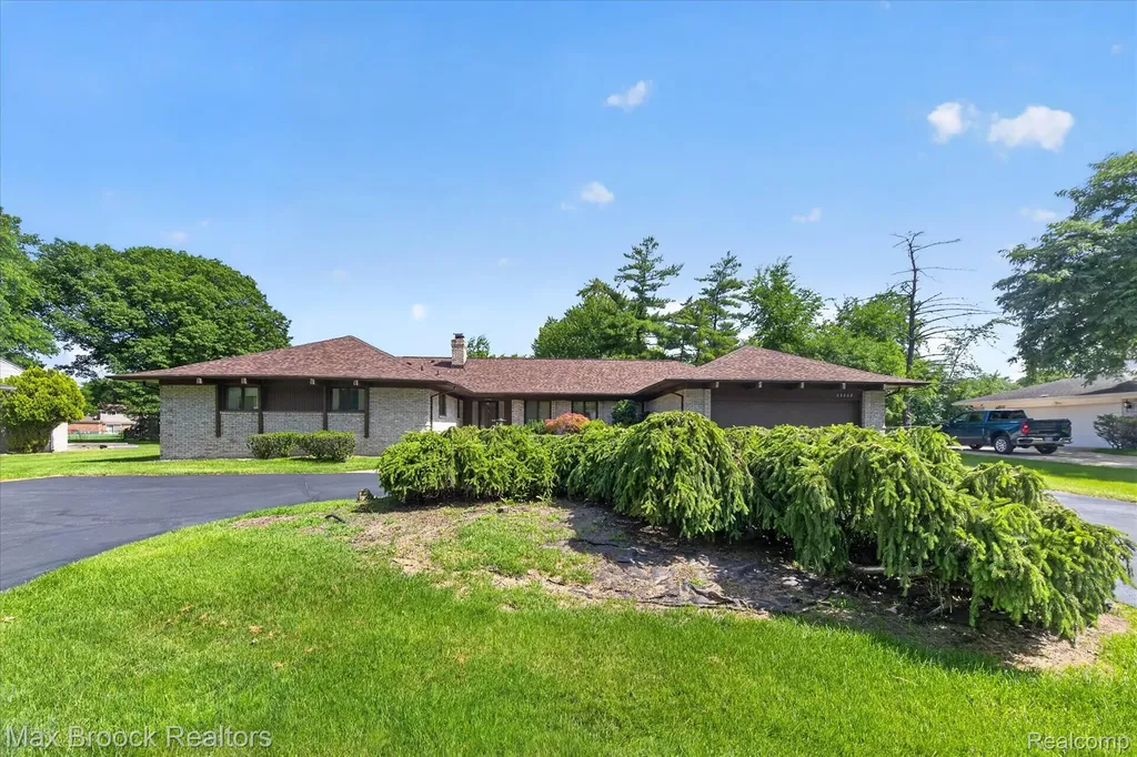 22262 Chatsford Circuit Street Southfield City MI 48034