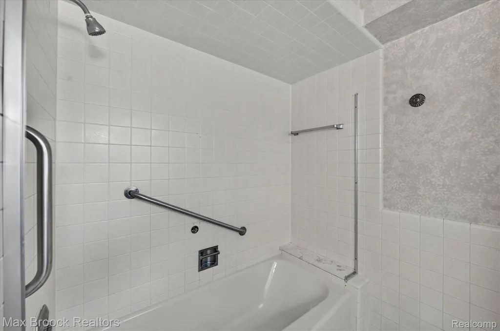 22262 Chatsford Circuit Street Southfield City MI 48034