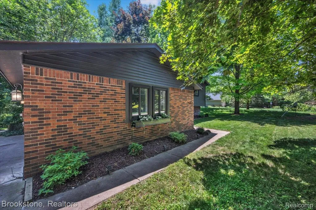 5067 Algonquin Boulevard Independence Charter Township MI 48348