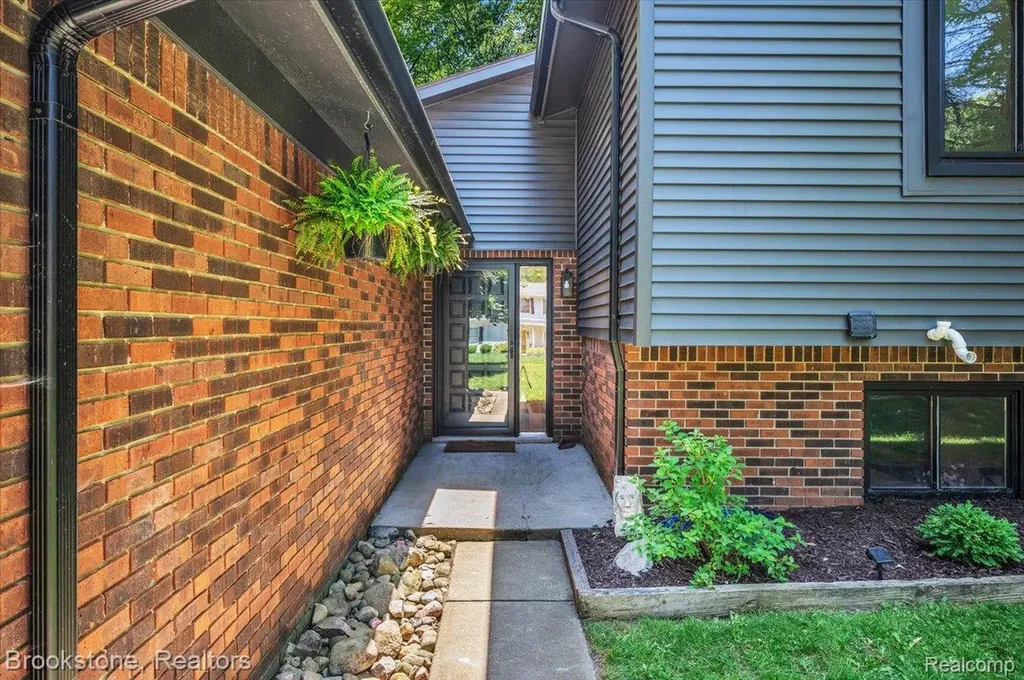 5067 Algonquin Boulevard Independence Charter Township MI 48348