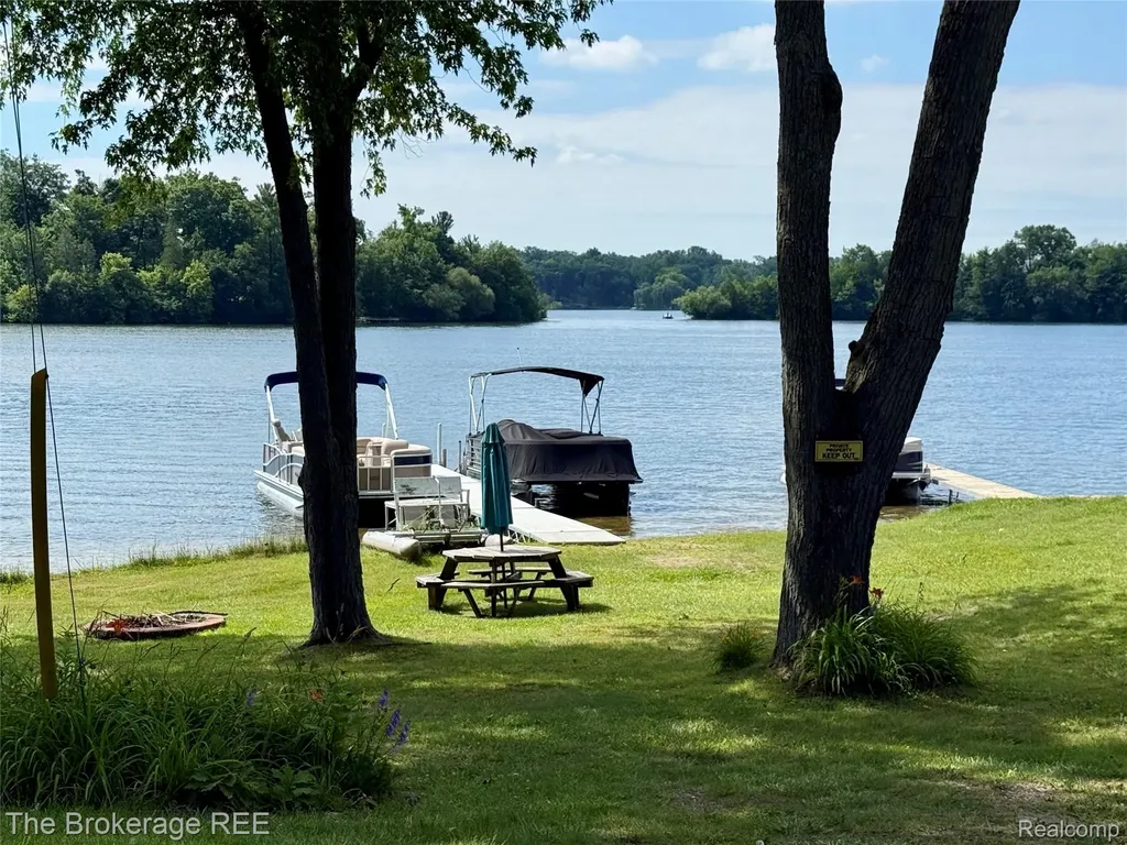 3657 Jackson Boulevard White Lake Charter Township MI 48383