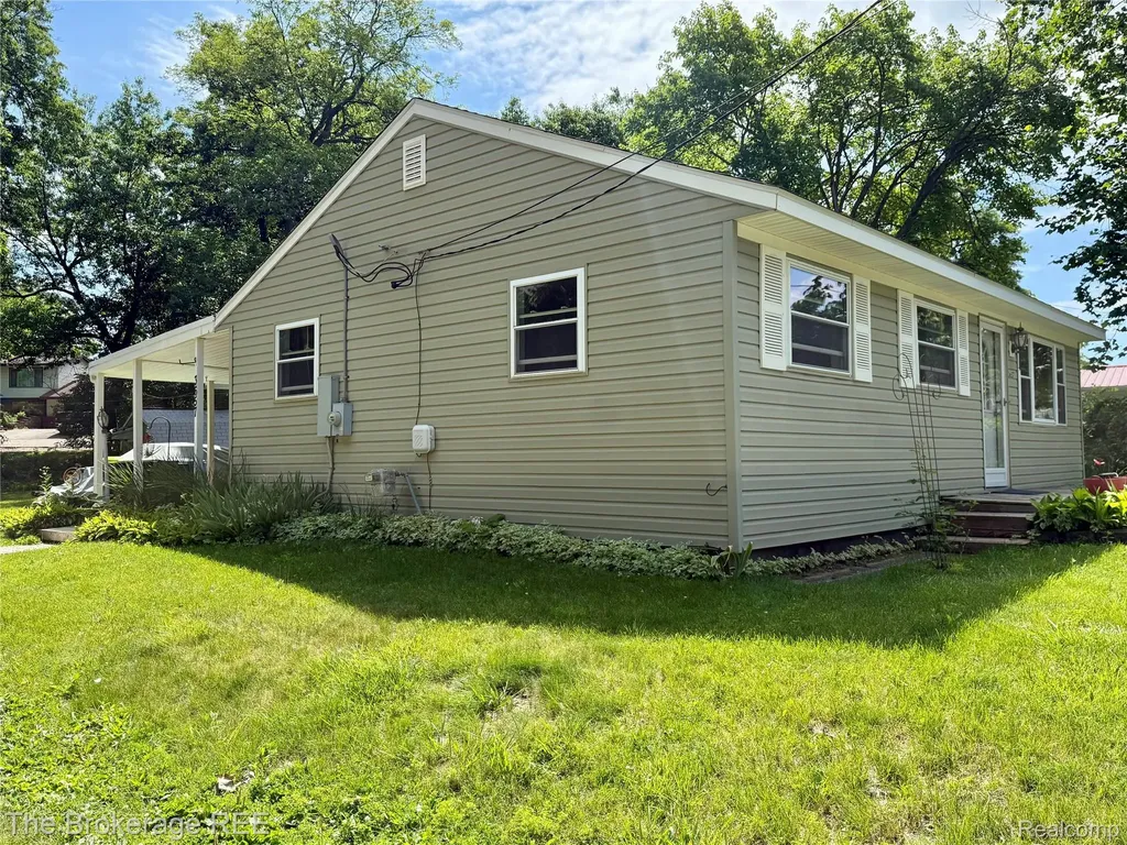 3657 Jackson Boulevard White Lake Charter Township MI 48383