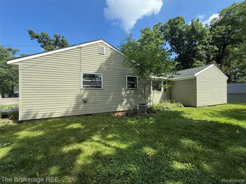 3657 Jackson Boulevard White Lake Charter Township MI 48383