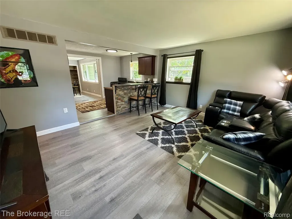 3657 Jackson Boulevard White Lake Charter Township MI 48383