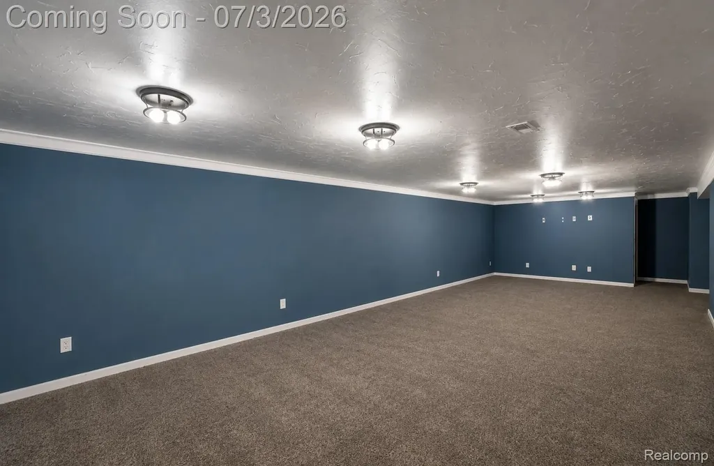 11085 Busch Avenue Warren City MI 48089