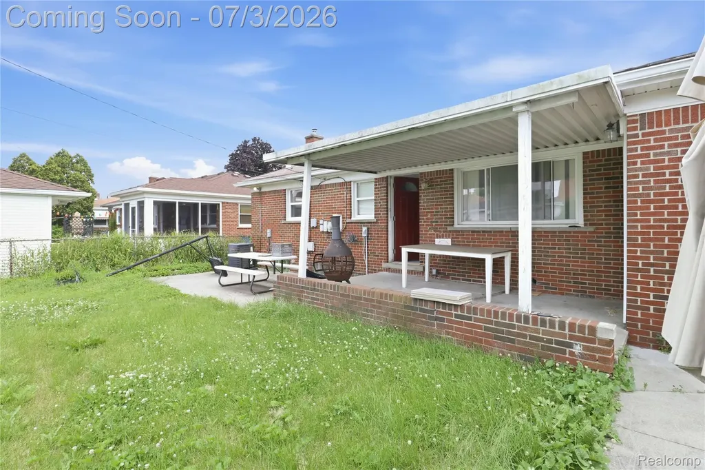 11085 Busch Avenue Warren City MI 48089