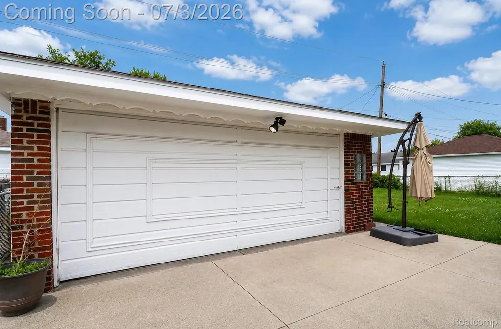 11085 Busch Avenue Warren City MI 48089
