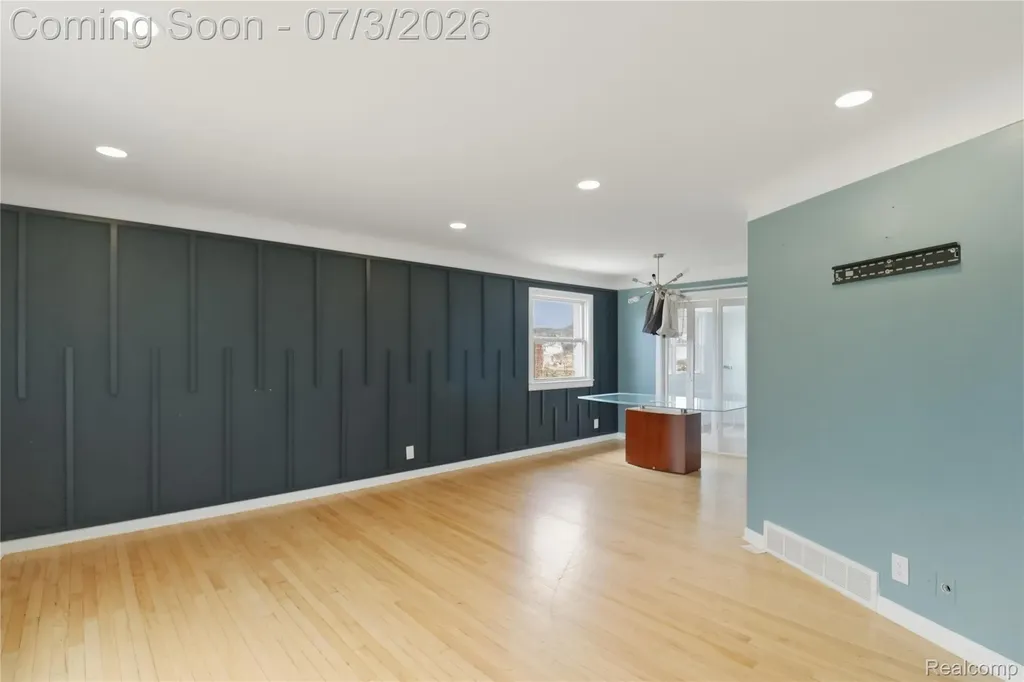 11085 Busch Avenue Warren City MI 48089