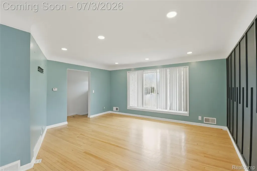 11085 Busch Avenue Warren City MI 48089