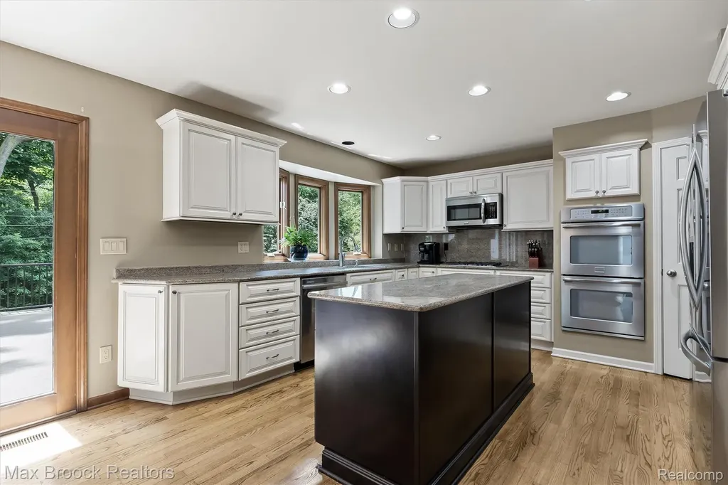 3015 Woodcreek Way Bloomfield Charter Township MI 48304