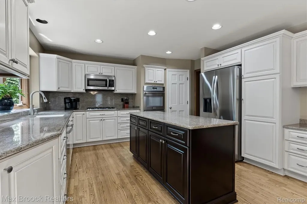 3015 Woodcreek Way Bloomfield Charter Township MI 48304