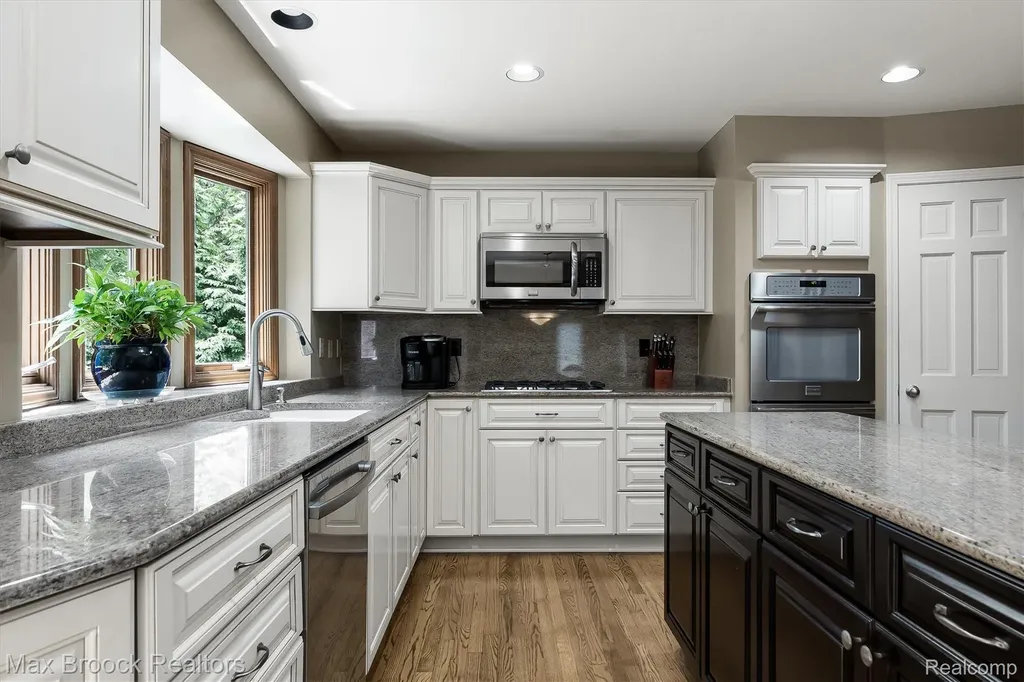 3015 Woodcreek Way Bloomfield Charter Township MI 48304