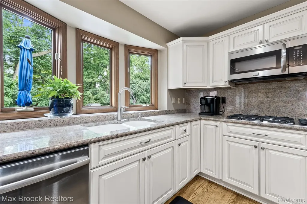 3015 Woodcreek Way Bloomfield Charter Township MI 48304