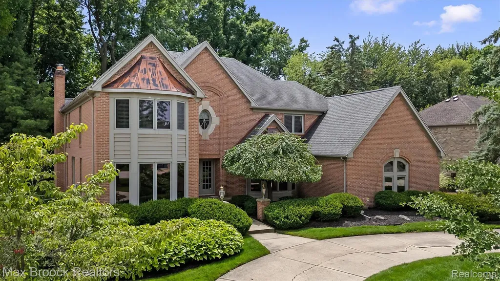 3015 Woodcreek Way Bloomfield Charter Township MI 48304