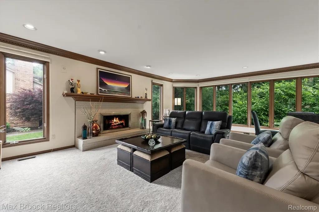 3015 Woodcreek Way Bloomfield Charter Township MI 48304
