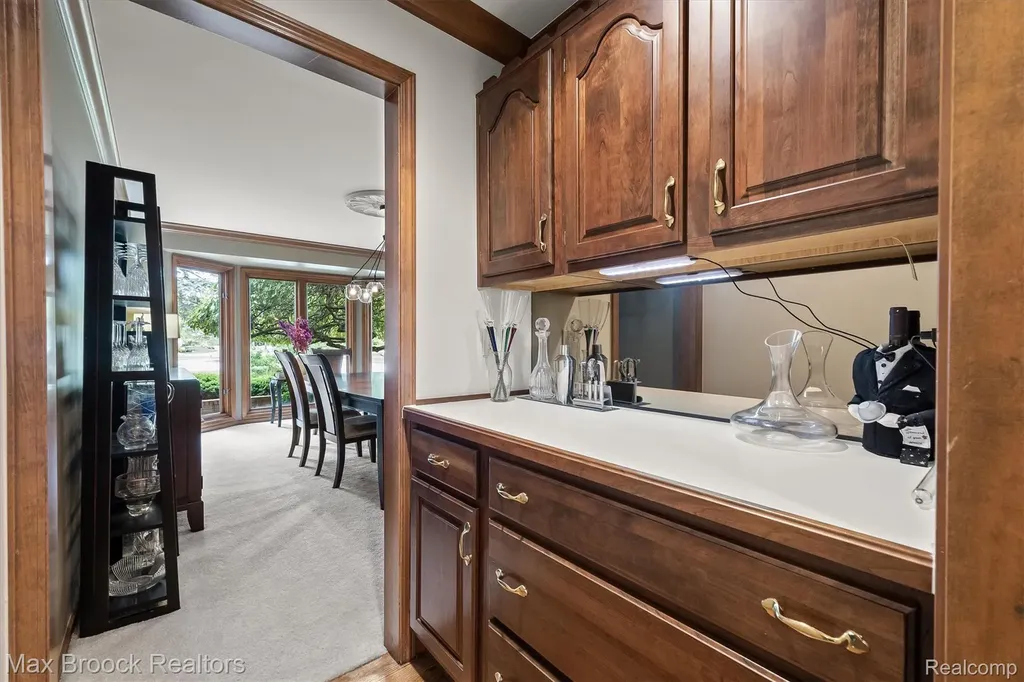 3015 Woodcreek Way Bloomfield Charter Township MI 48304