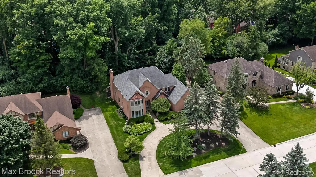 3015 Woodcreek Way Bloomfield Charter Township MI 48304