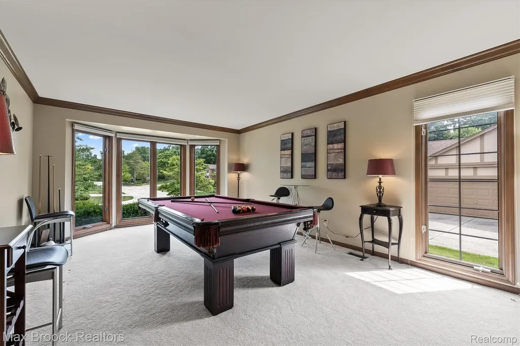 3015 Woodcreek Way Bloomfield Charter Township MI 48304