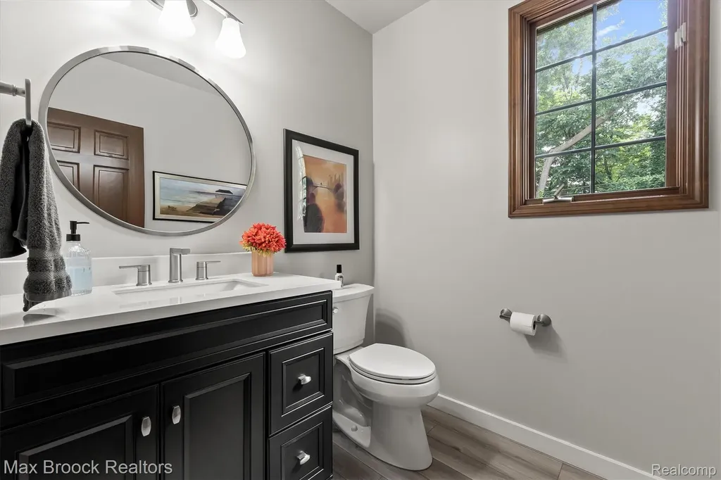 3015 Woodcreek Way Bloomfield Charter Township MI 48304