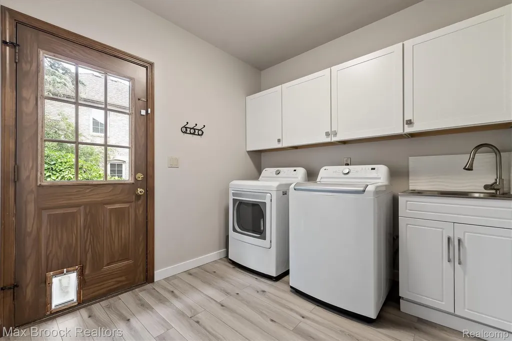 3015 Woodcreek Way Bloomfield Charter Township MI 48304