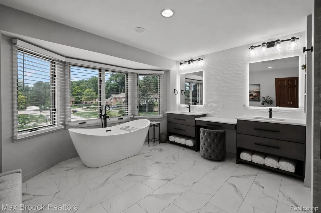 3015 Woodcreek Way Bloomfield Charter Township MI 48304