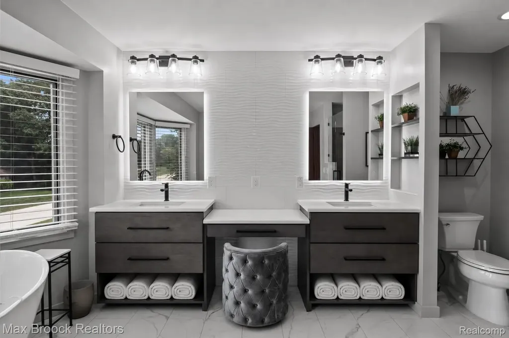 3015 Woodcreek Way Bloomfield Charter Township MI 48304